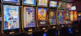 Dealer profesional Bandar Ceme di studio toto bet menjelaskan permainan kepada pemain baru